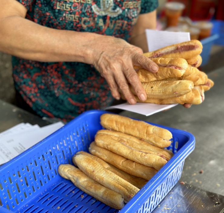 Bạn chỉ nên ăn bánh mì 2-3 lần mỗi tuần. Ảnh minh họa: Ban Mai