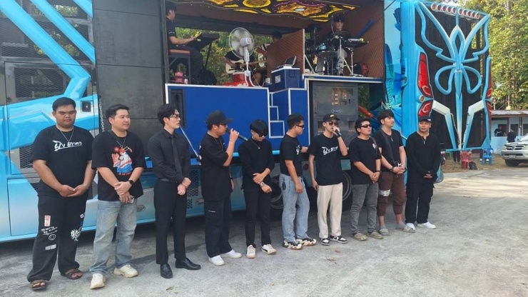 Nhiều đồng nghiệp đến đưa tiễn Ping Chayada lần cuối. Ảnh: Naewna