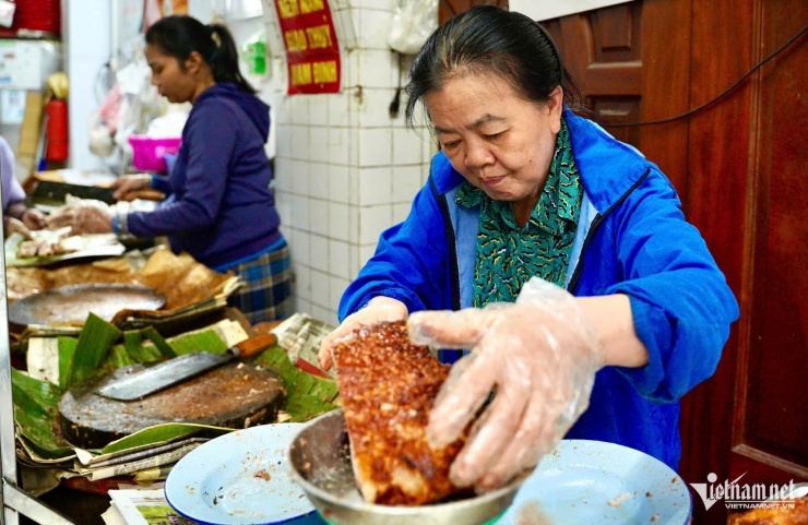 Gia đình bà Lan đã có hơn 70 năm bán thịt quay. Ảnh: Kim Ngân