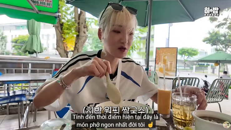 Nữ YouTuber 28 tuổi hết lời khen món phở đầu tiên cô thưởng thức ở TPHCM