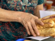 Sức khỏe đời sống - Ba không khi ăn bánh mì