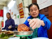 Ẩm thực - Quán thịt quay bì giòn hơn 70 năm ở phố cổ Hà Nội, khách xếp hàng chờ mua