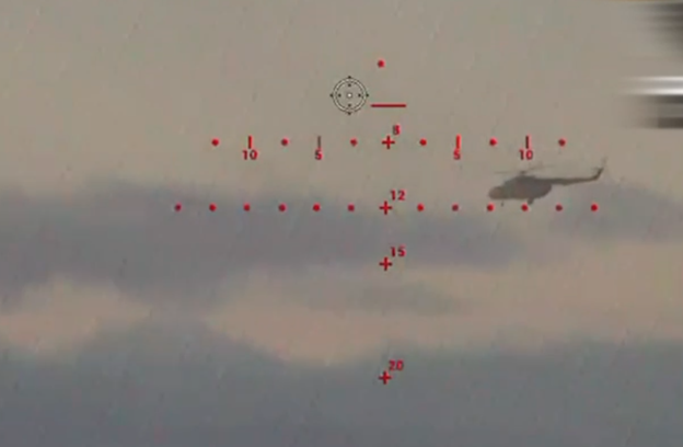 Ảnh cắt từ video ghi hình cuộc giao tranh giữa xuồng không người lái Sea Baby của SBU và trực thăng Nga ở eo biển Kerch gần Crimea vào ngày 5-12. Ảnh: SBU.