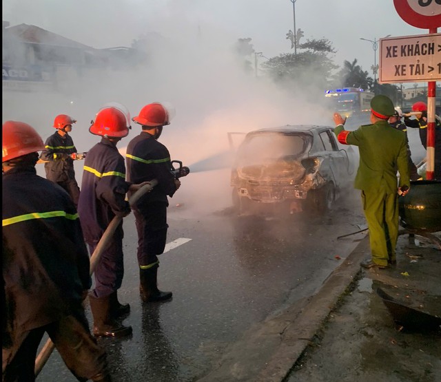 Lực lượng Phòng Cảnh sát PCCC-CNCH Công an tỉnh Quảng Trị khống chế, dập tắt vụ cháy ô tô trên Quốc lộ 1. Ảnh: CACC