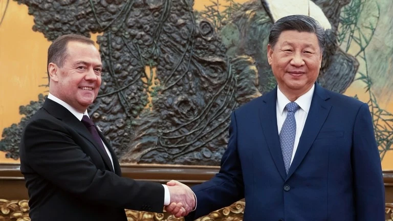 Chủ tịch Trung Quốc Tập Cận Bình (phải) bắt tay Phó Chủ tịch Hội đồng An ninh Nga Dmitry Medvedev tại thủ đô Bắc Kinh (Trung Quốc) ngày 12-12. Ảnh: RIA NOVOSTI