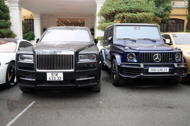 Mercedes-AMG G63 (bên phải)
