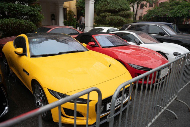 Bên trái là Jaguar F-Type (màu vàng và đỏ) và bên phải ngoài cùng là Porsche Taycan Turbo S (màu trắng)