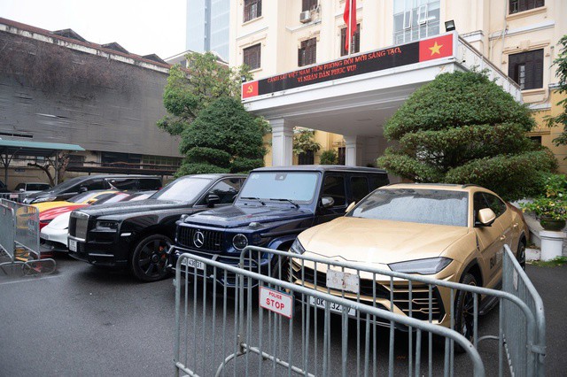 Bên phải là chiếc Lamborghini Urus (màu vàng đồng)