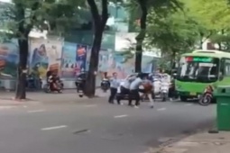 Bắt tài xế, tiếp viên xe buýt cùng người giao hàng đánh nhau ở quận 3