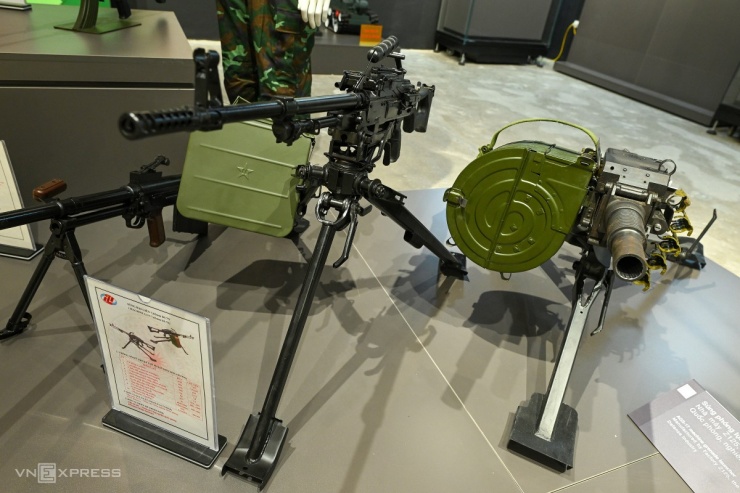 Súng đại liên 7,62 mm DL-7N, súng phóng lựu liên thanh AGS 17 do nhà máy Z111 và nhà máy Z125 sản xuất.