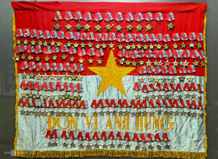 Cờ Đơn vị Anh hùng Lực lượng vũ trang giải phóng gắn 154 huân, huy chương Chính phủ Lâm thời Cộng hòa miền Nam Việt Nam tặng Đoàn đặc công 367.