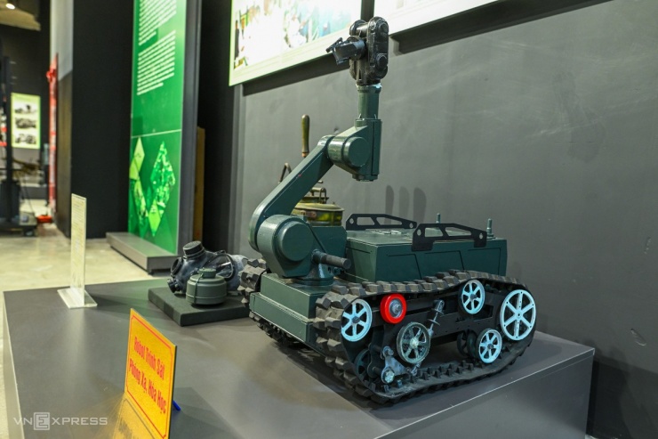 Robot trinh sát phóng xạ, hóa học thuộc Binh chủng Hóa học.