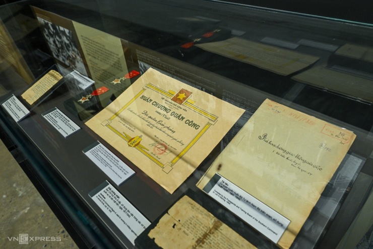 Ngoài ra, nhiều hình ảnh, hiện vật, tài liệu giới thiệu những tư liệu quý, được lưu giữ tại Bảo tàng Lịch sử quân sự Việt Nam và các đơn vị trong toàn quân, lần đầu được trưng bày giới thiệu.