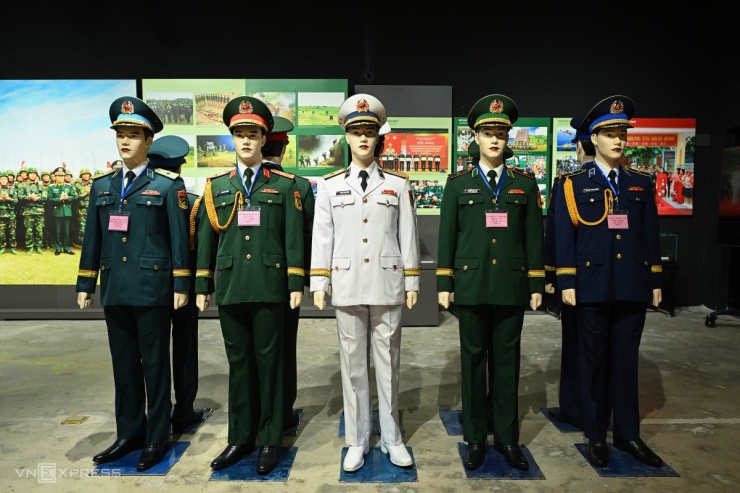 Mẫu lễ phục mới của các lực lượng được trưng bày tại triển lãm.