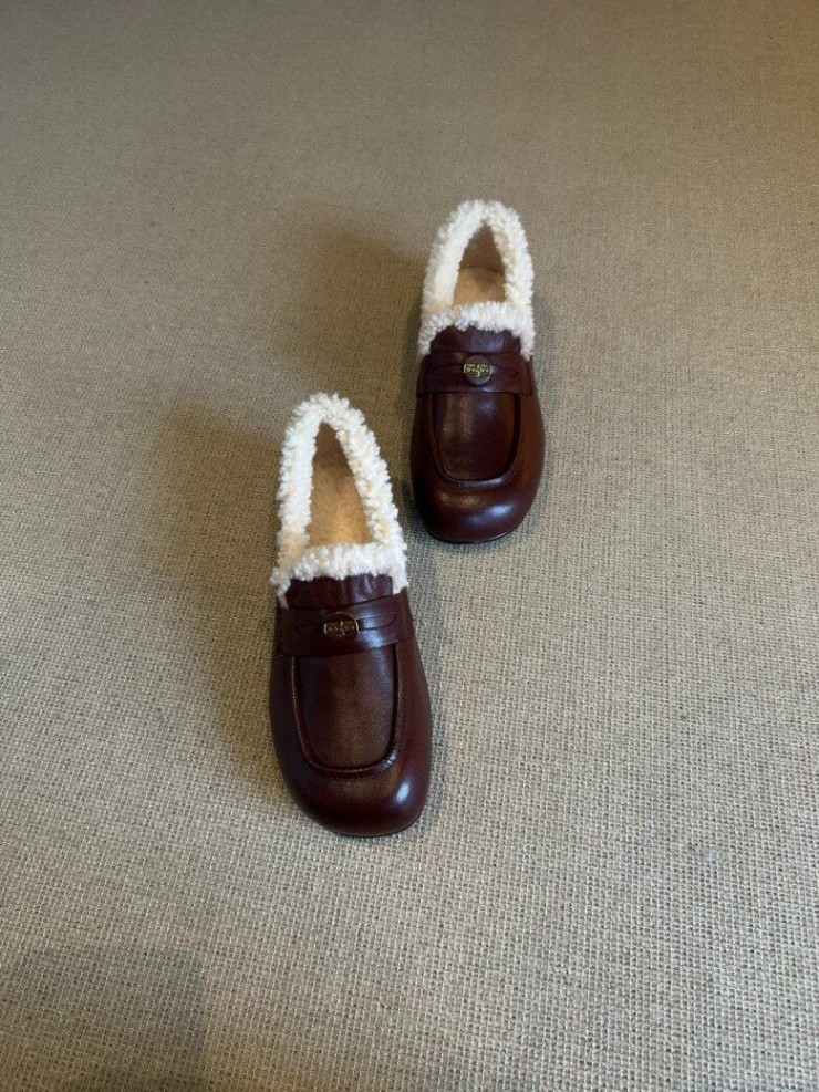 Giày shearling là gì mà làm phái đẹp khắp thế giới "phát cuồng" trong mùa thu đông 2024 - 2