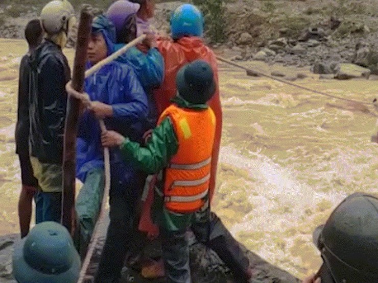 Bốn người mắc kẹt giữa sông