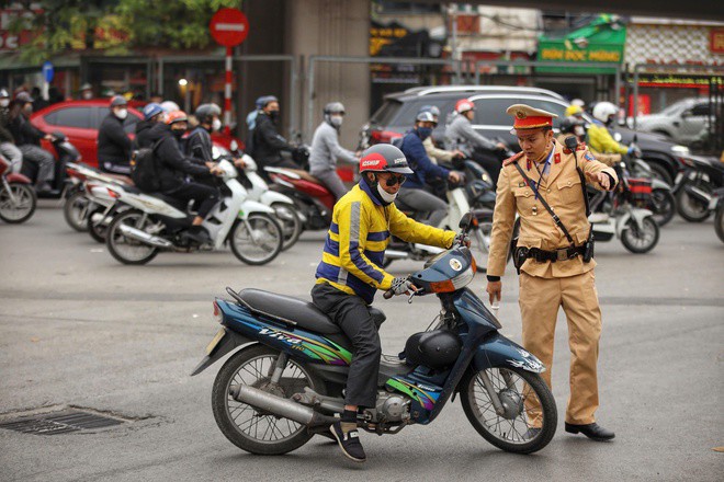 'Không có chuyện mặc áo xe ôm là không lo bị xử lý vi phạm giao thông' - 1