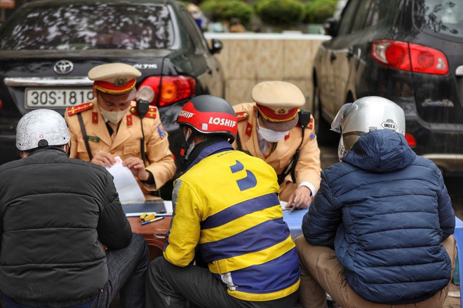 'Không có chuyện mặc áo xe ôm là không lo bị xử lý vi phạm giao thông' - 5