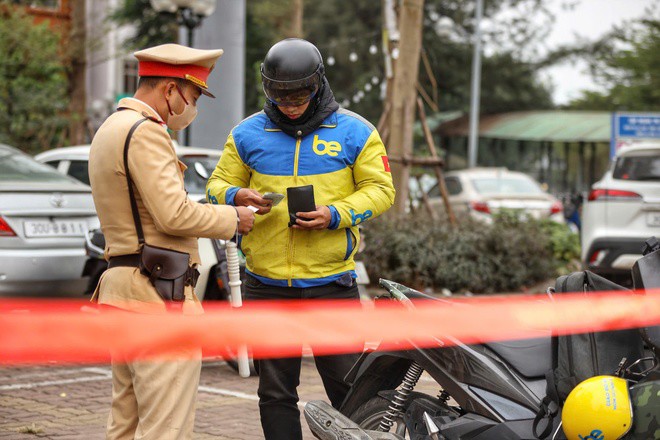 Lực lượng chức năng khẳng định không có chuyện khoác áo xe ôm công nghệ là không lo bị xử phạt vi phạm giao thông và càng không thể lấy những lý do cá nhân để biện minh cho hành vi sai phạm.
