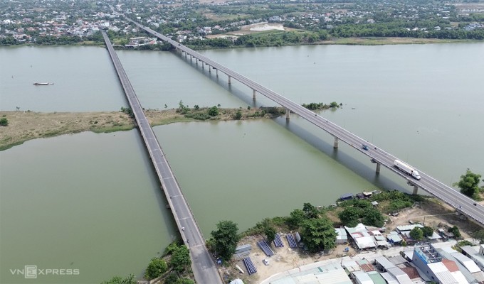 Cầu Câu Lâu cũ bên trái và cầu Câu Lâu mới bên phải bắc qua sông Thu Bồn. Ảnh: Đắc Thành