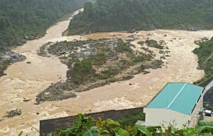 Cồn đất đá nơi bốn người dân mắc kẹt khi nước lũ vây quanh. Ảnh: Sơn Thủy