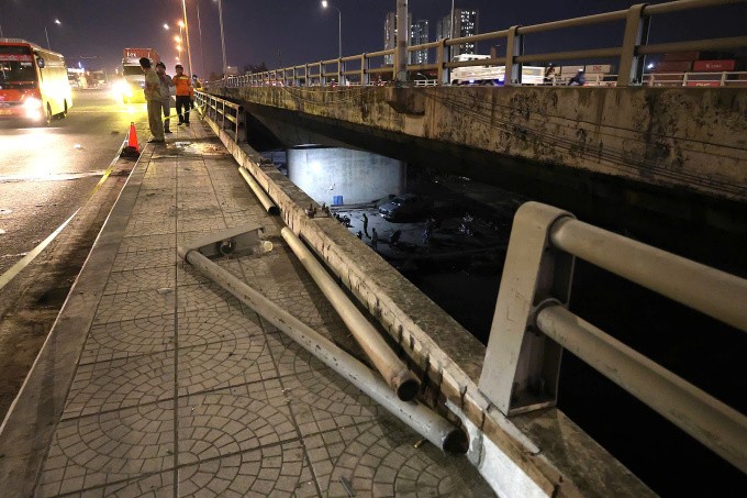 Đoạn lan can cầu Đồng Nai cao khoảng 60 cm bị ôtô tông gãy. Ảnh: Phước Tuấn