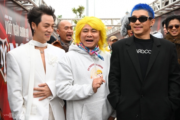 Nghệ sĩ mỏi tay ký tặng fan concert 'Anh trai vượt ngàn chông gai'