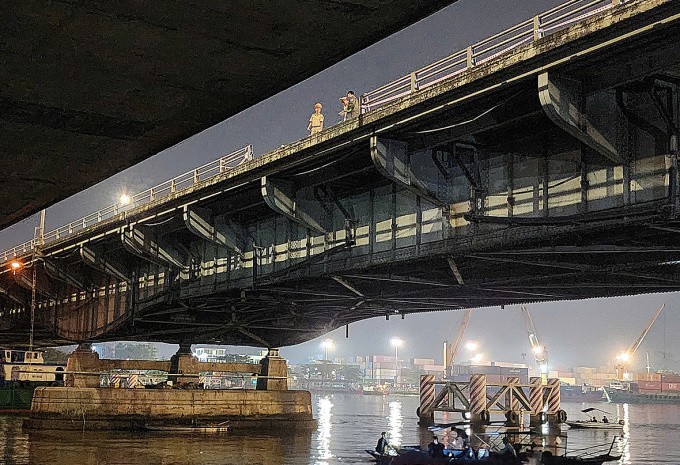 Khe hở giữa hai cầu Đồng Nai mới và cũ - nơi ôtô lao xuống sông. Ảnh: Đình Văn