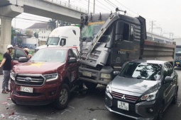 6 ô tô tông liên hoàn trên đường Võ Nguyên Giáp, TP Thủ Đức