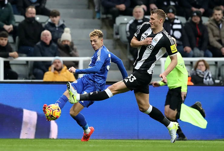 Leicester (áo xanh) gặp nhiều khó khăn trước Newcastle