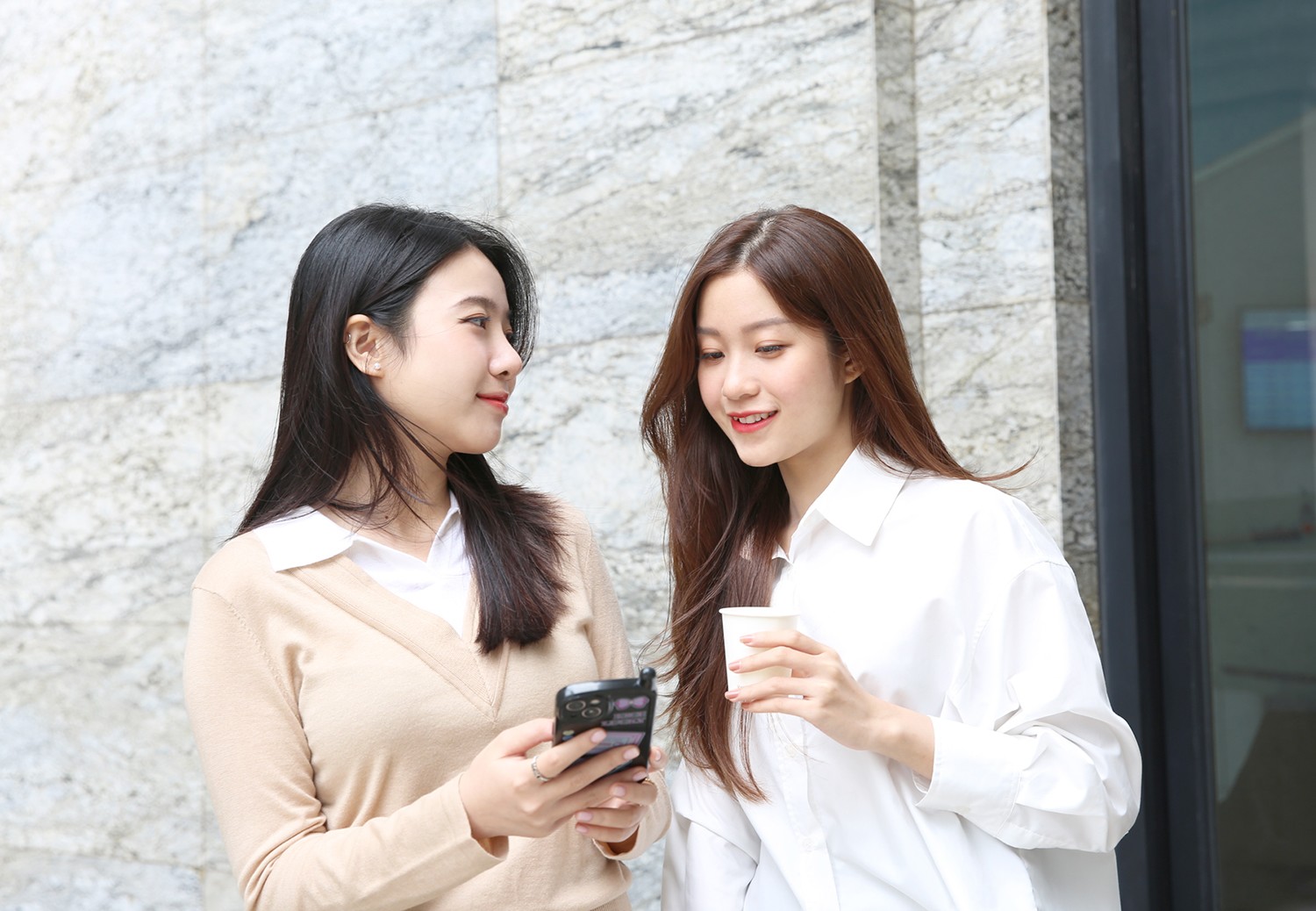 Người dùng hào hứng khi trải nghiệm các sản phẩm thời trang thể thao quốc tế chính hãng trên VnShop.