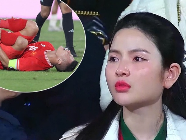 Vợ lo lắng khi nhìn Quang Hải đau đớn nằm sân