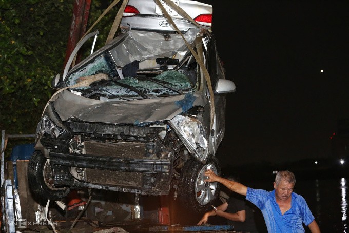 Lực lượng cứu hộ trục vớt xe lên bờ lúc gần 1h. Ảnh: Phước Tuấn