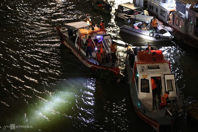 Ôtô 4 chỗ tông gãy lan can cầu, lao xuống sông Đồng Nai - 2