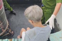 An ninh - Xã hội - Thanh niên nghi "ngáo đá" xuất hiện trên nóc nhà 3 tầng