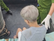 An ninh - Xã hội - Thanh niên nghi &quot;ngáo đá&quot; xuất hiện trên nóc nhà 3 tầng