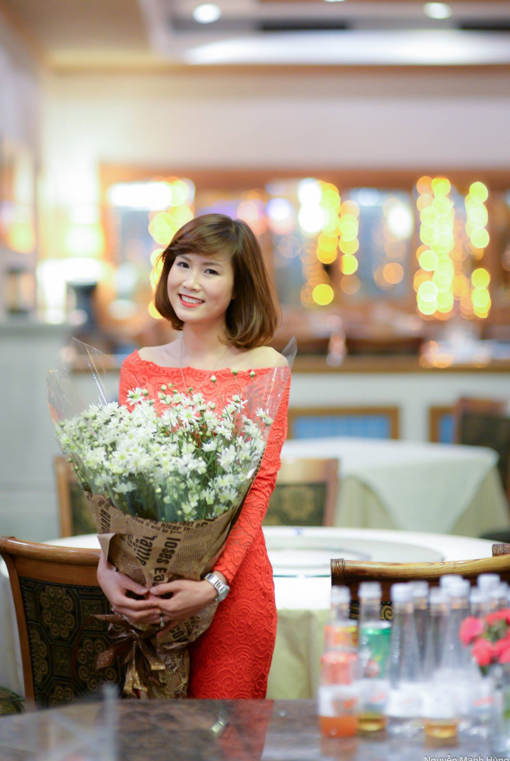 Nhan sắc cựu cầu thủ ngày càng xinh đẹp, mặn mà hơn với gu ăn mặc trẻ trung, thanh lịch.