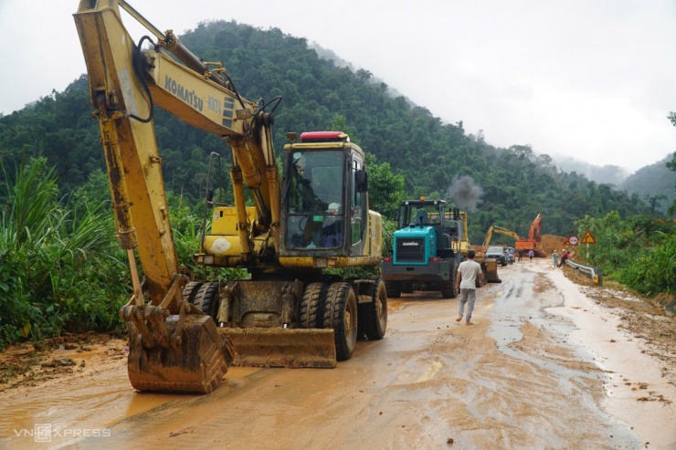 Người và phương tiện túc trực trên đường đèo khắc phục sự cố.