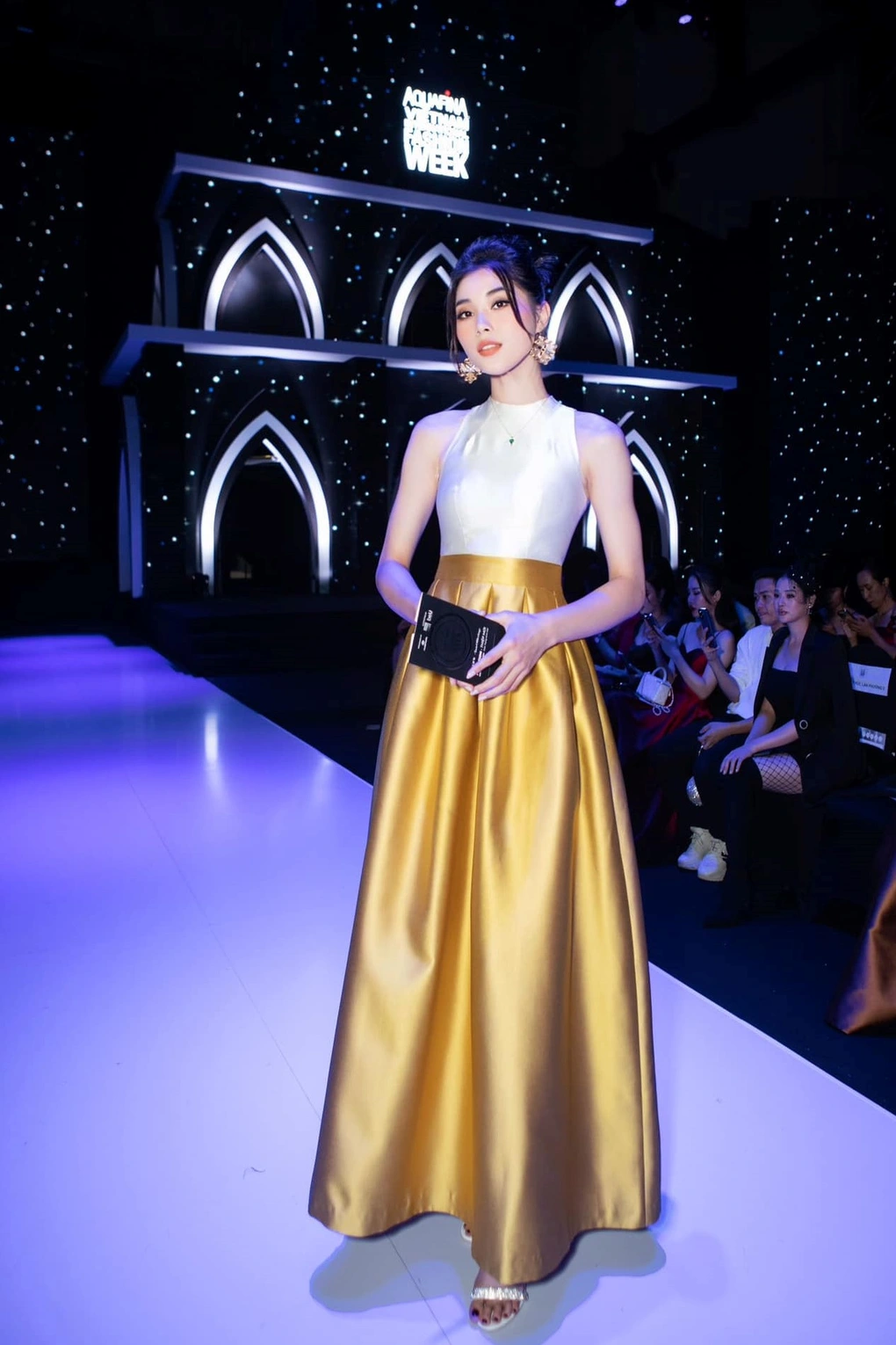 Đặng Thu Huyền dần thay đổi sau khi bén duyên với các hoạt động giải trí, từ nhan sắc cho tới phong cách thời trang của cô đều thăng hạng.