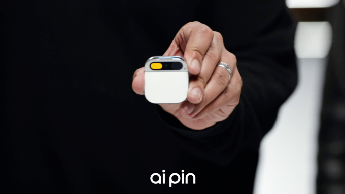 Smartphone AI Pin. Ảnh: Humane