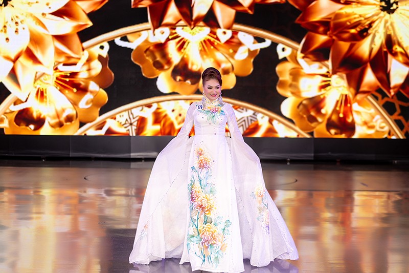 Thí sinh Huỳnh Thị Tuyết Mai (SBD: 179) trong trang phục Áo dài của NTK Phương Lan