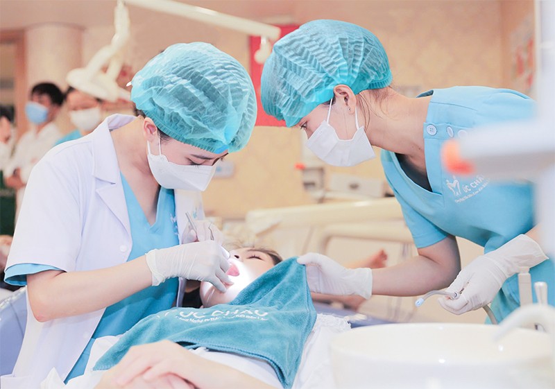 Bác sĩ tại Nha khoa Úc Châu nhẹ nhàng khi thực hiện chăm sóc răng miệng khách hàng