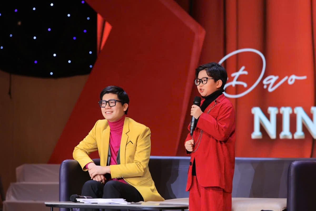 Đỗ Thế Anh (áo đỏ)&nbsp;cùng đạo diễn Ninh Quang Trường