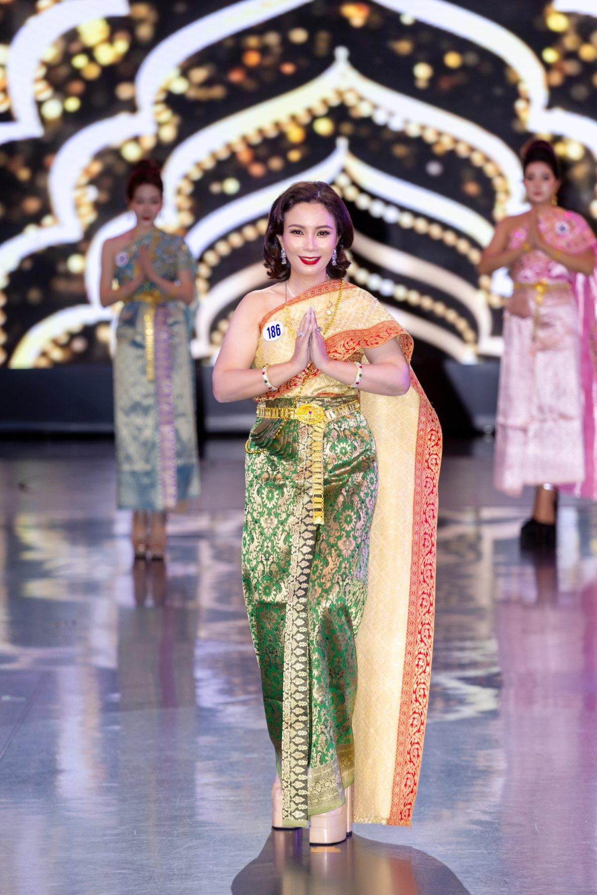 Người đẹp Nguyễn Tuyết Hằng lên ngôi Á hậu 2 Miss Business Charm International 2024 - 2