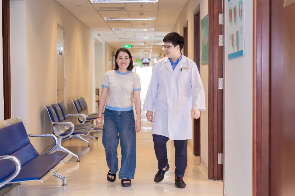 Sau hai lần điều trị, khối u giảm 85%, bệnh nhân đi lại thoải mái