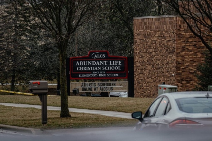 Bên ngoài khuôn viên trường liên cấp&nbsp;Abundant Life Christian. Ảnh: New York Times