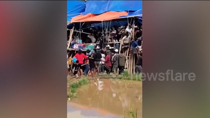 Khán đài bất ngờ đổ sập.