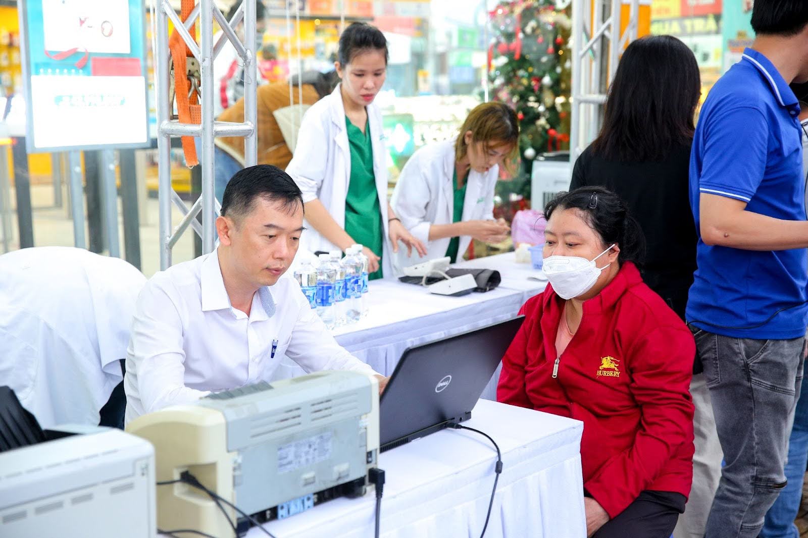 Đến với sự kiện, người tham gia được tận tình hỗ trợ trong mọi khâu, tạo nên cảm giác gần gũi và sự quan tâm chu đáo