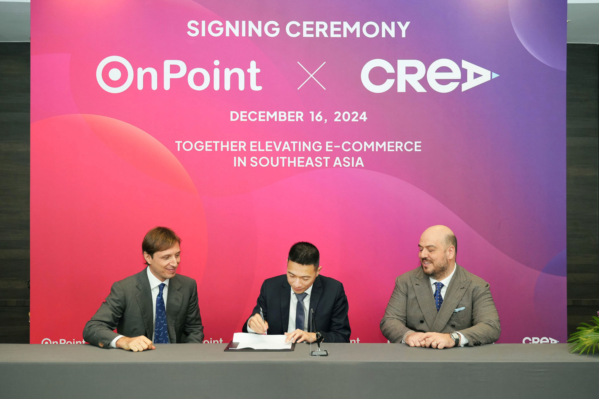 Ông Trần Vũ Quang (giữa), đại diện OnPoint và Ông Aimone Ripa Di Meana và Ông Alessandro Piscini, đại diện CREA trong buổi ký kết hợp tác