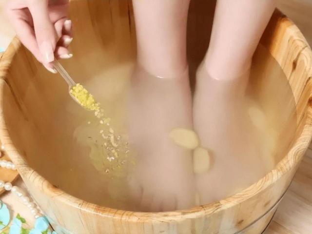 Ngâm chân bằng nước gừng mỗi ngày có tác dụng gì?